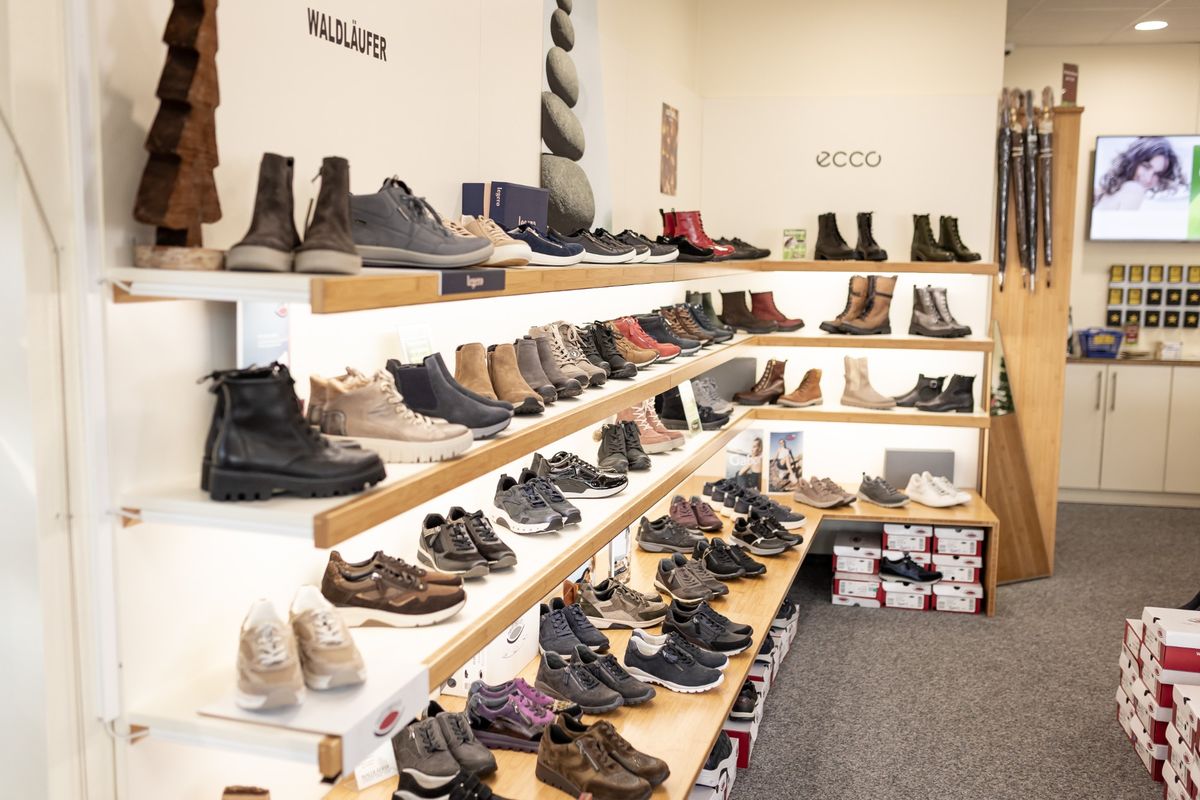 Komfortschuhe für Damen und Herren im Regal